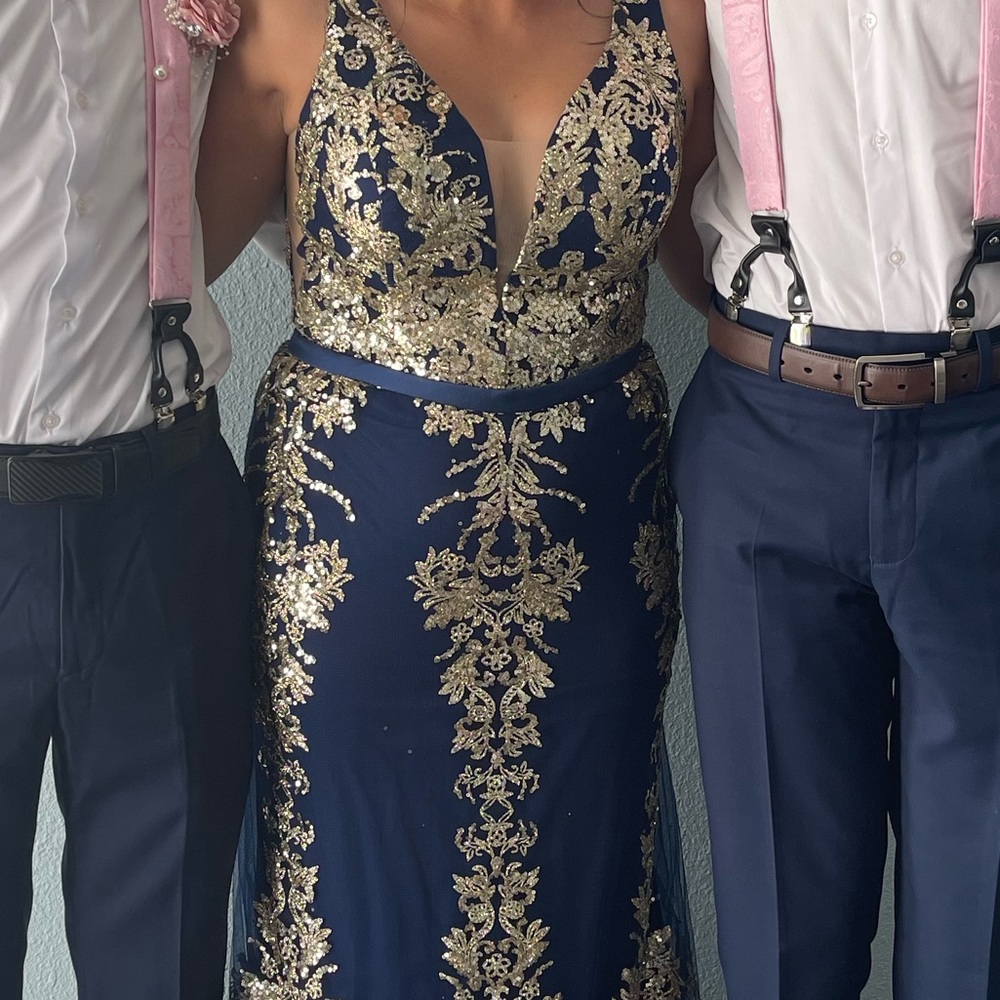 Dress was altered to fit a 5’2, wore once, no rips no stains